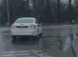 疏忽 | 加完油不看后視鏡，加油站沒了…